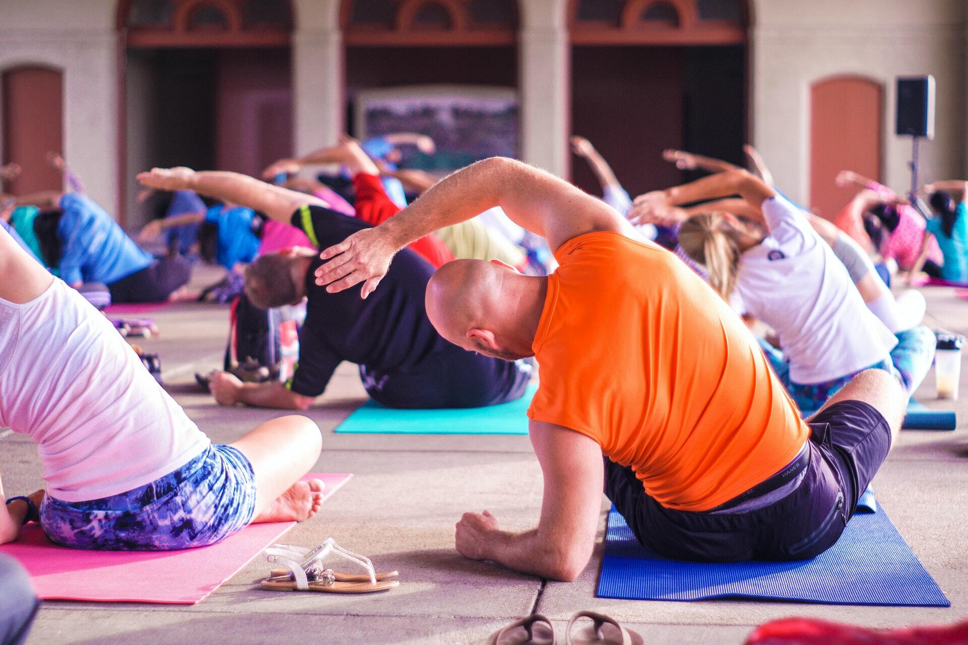 people in a group exercise class