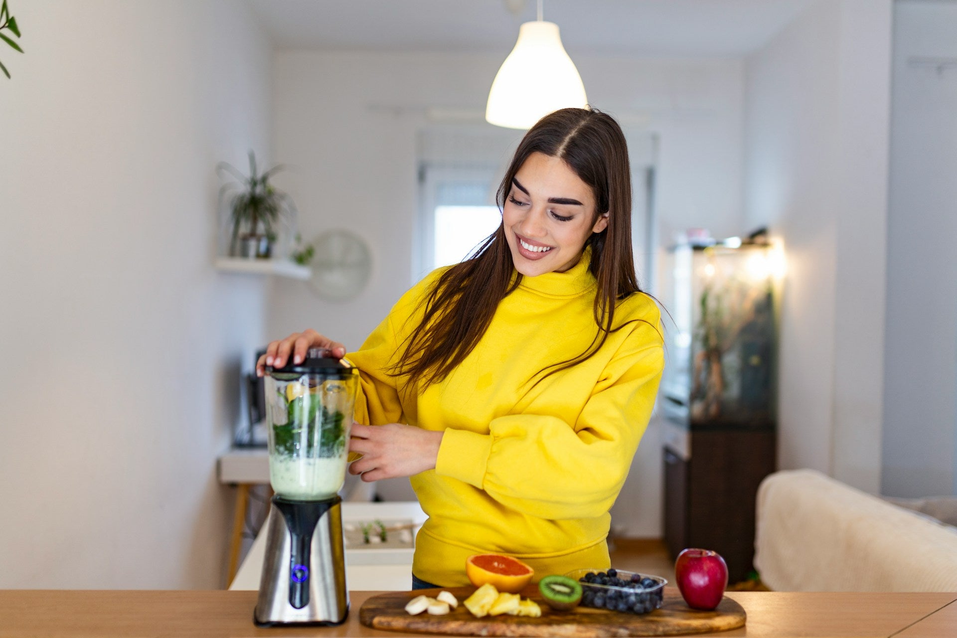 woman making smoothie